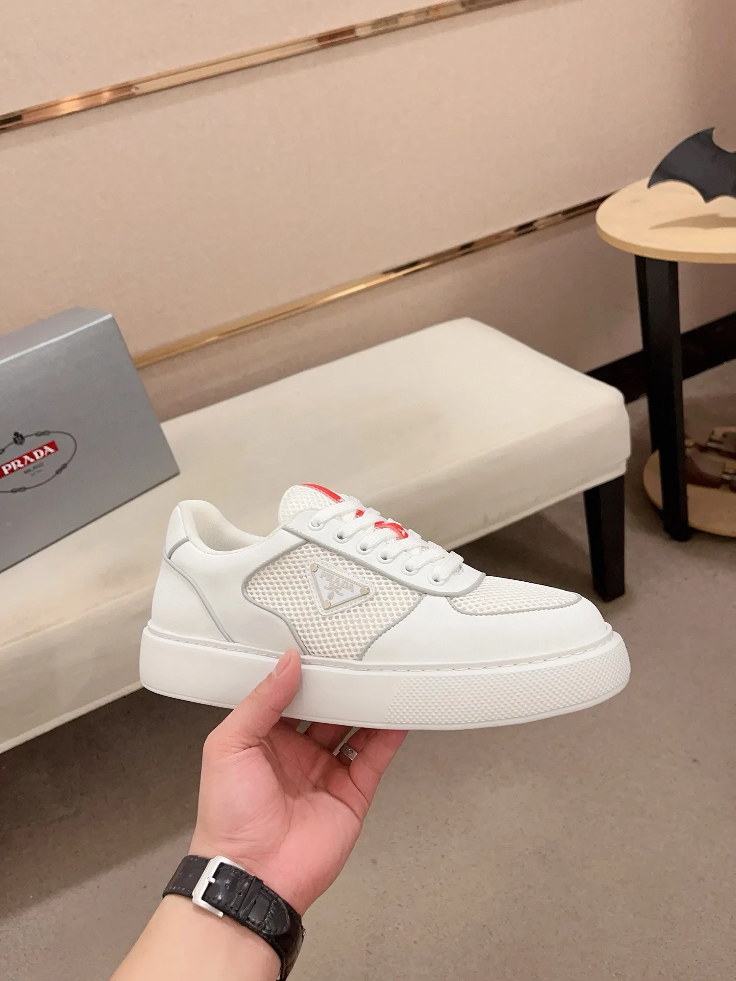 Men's shoes 💰 580💰 ✔️✔️✔️High-quality new PRADA counters are launched at the same time. The new men's shoes and 😘fabrics are selected from first-layer cowhide and are made by pure handicrafts. Lining: Full cowhide lining. 👍🏿 High-end ☄️ air-cushion molded anti-slip rubber outsole, exquisite lines, simple and elegant, comfortable and high-end for leisure travel. Code number: 38 to 44 (45 can be customized)